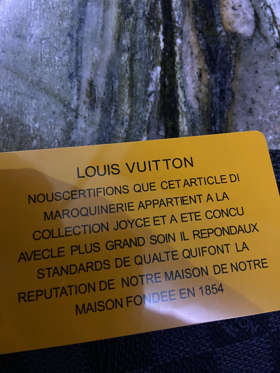 biloudeejay's tweet photo. quand tu achète un faux vuitton #vuitton https://t.co/QnV7uMxo6X