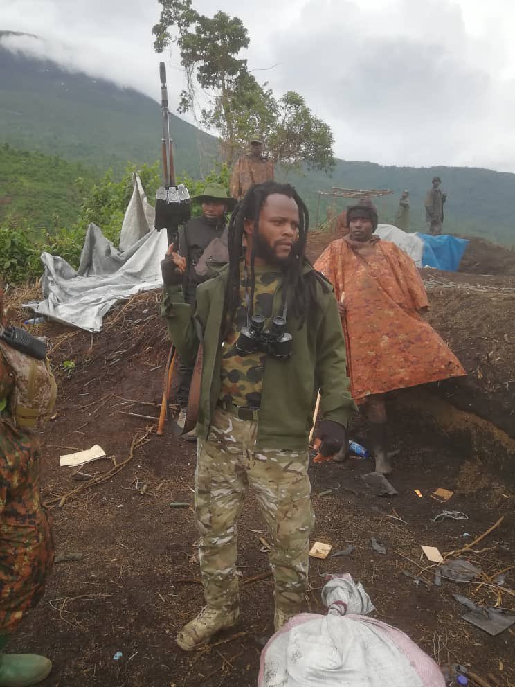 BonheurMuamba4's tweet photo. l’artiste musicien FB #Fabba , un artiste engagé du Nord-Kivu, se décide de rejoindre le front contre l’armée Rwandaise aux côtés des Wazalendo
La détermination notre population est un atout pour vaincre les terroristes de l’armée Rwandaise et @PaulKagame https://t.co/SkUqNjaLTx