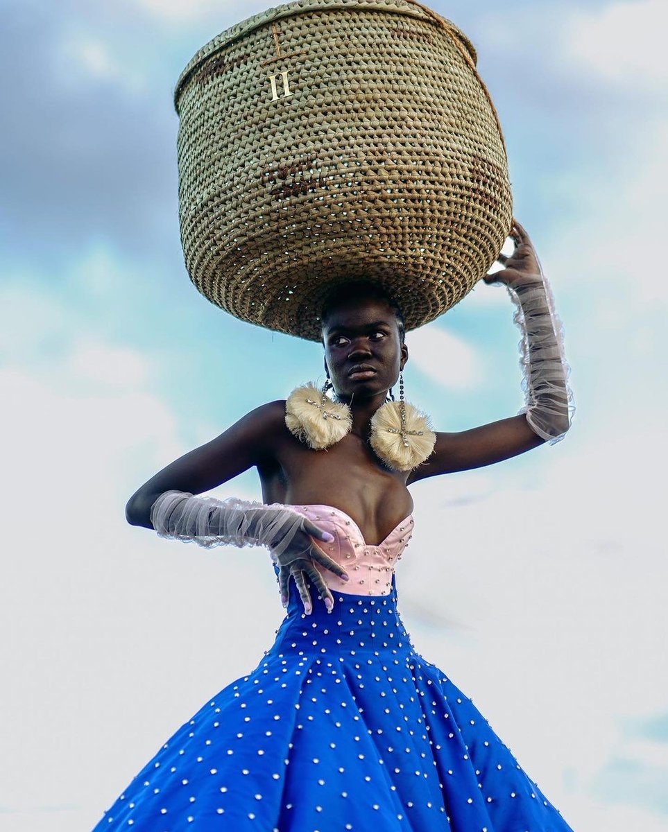 campussnap0's tweet photo. ——
“IGITEBO”, An exploration of colour &amp; volume by Kenyan based luxury designer Muyishime 
#Repost @guzangs

Photographer: @kiguta_francis 
Models: @milliearchie_  @_chudier_ 
Mua:  @edi.patrick_

#campussnap https://t.co/EOoCSdNWUA