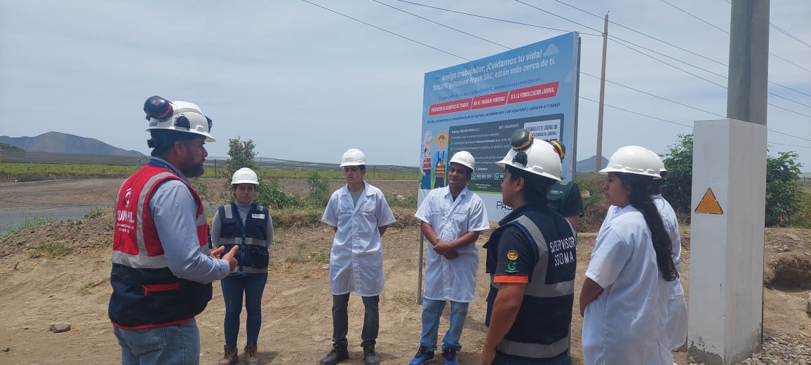 SunafilPeru's tweet photo. 📢 #Áncash:
✅ Realizamos la instalación del panel informativo #Infochamba en el frontis de la empresa Passión Fresh S.A.C., en Casma. Por medio de esta actividad, se busca difundir los canales de atención y denuncia laboral de la #Sunafil. https://t.co/ecREH8cWi2