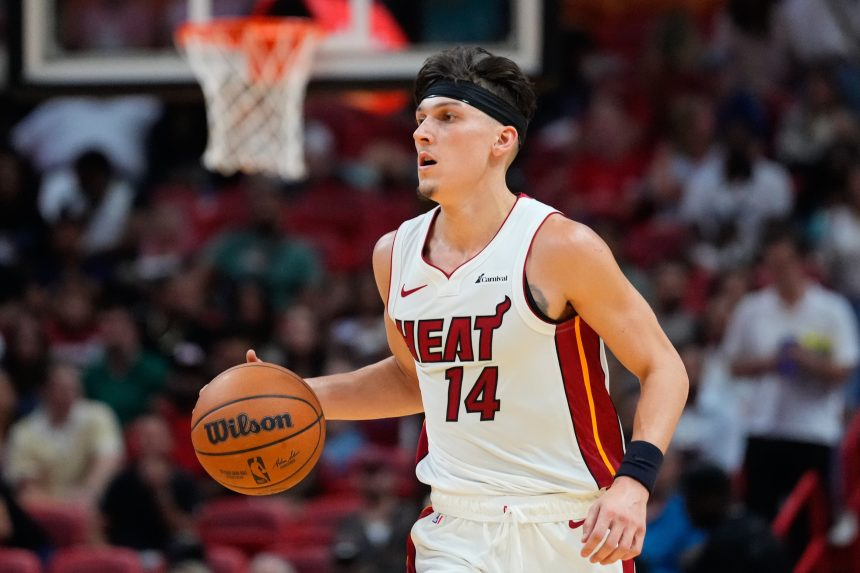 HeatNationCom's tweet photo. Tyler Herro's last 4 games:

28 PTS, 5 3PM, 6 REB, 6 AST
22 PTS, 4 3PM, 5 REB, 4 AST
35 PTS, 2 3PM, 8 REB, 3 AST
30 PTS, 6 3PM, 3 REB, 5 AST

Stop doubting this man 😤 https://t.co/apSXw9Abjp