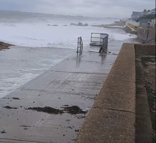 📟 Storm Ciarán at Sandgate: person &amp; dog swept off the promenade.
2 passers by grabbed them &amp; we were able to assist them out of the sea.
Take care in these storms, it only takes one wave to knock you off your feet.
In an emergency on the coast 📞9⃣9⃣9⃣ &amp; ask for the Coastguard