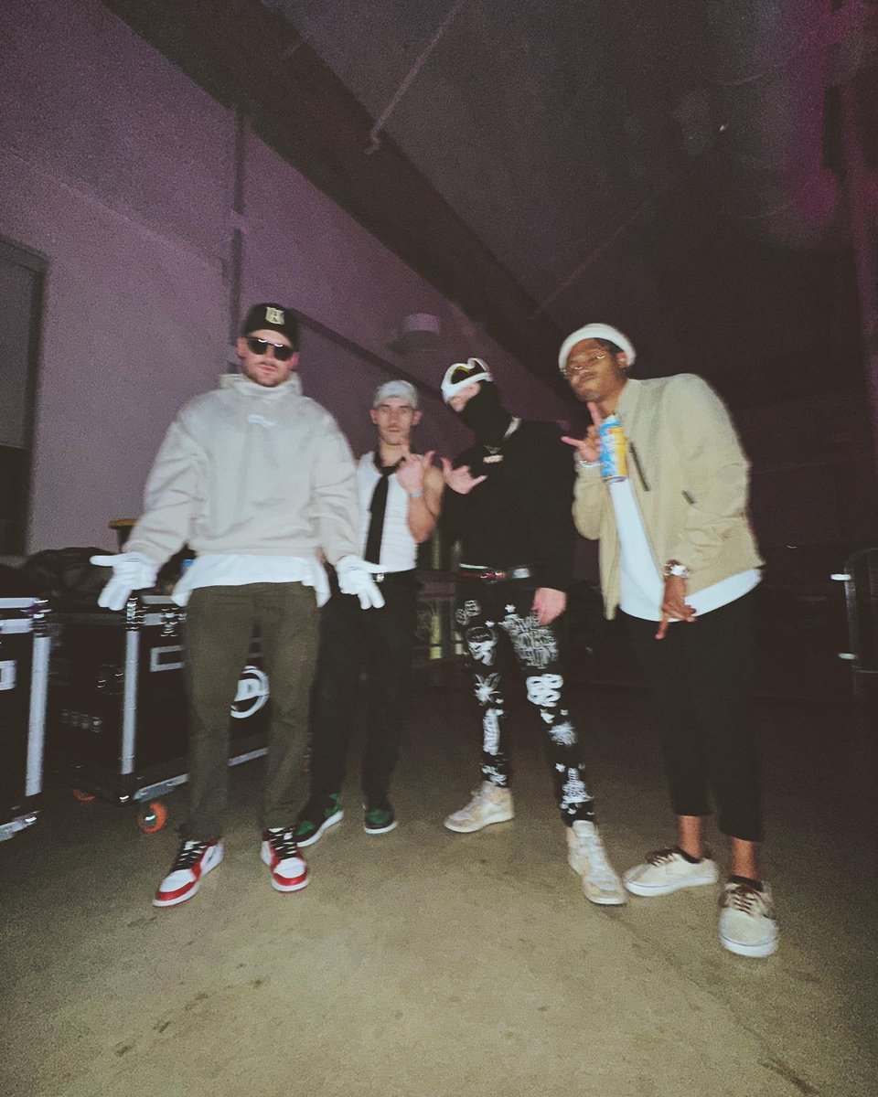 MAYLINMUZIK's tweet photo. same city same friends if you’re lookin for me https://t.co/wLKFLqA6es
