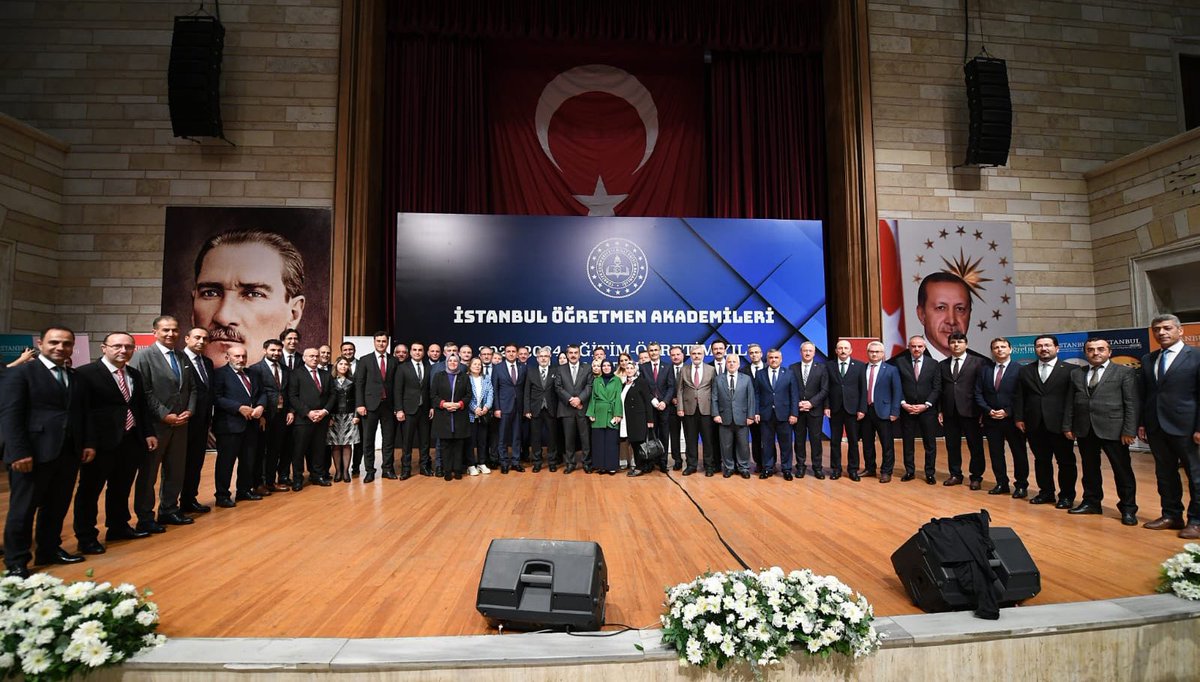 İstanbul İl Müdürlüğümüzce düzenlenen Öğretmen Akademilerinin açılışını gerçekleştirdik.

2016 yılında başlattığımız uygulamaların başarıyla bugünlere geldiğini görmekten mutluluk duydum.

Dinamik bir süreç olan eğitimin ülkemizin ve öğretmenin ihtiyaçlarına göre kendini revize