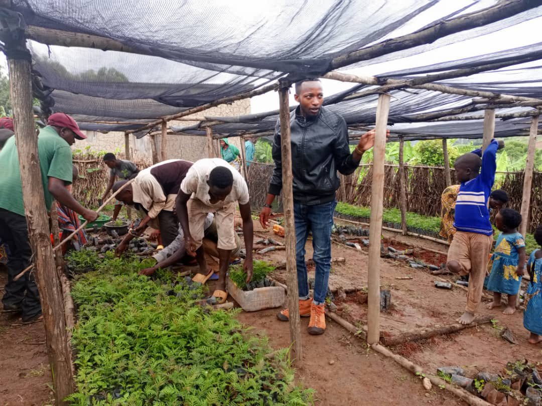 mushikirisector's tweet photo. Ku bufatanye na @oneacrefundRW, uyu munsi abaturage ba @mushikirisector bakomeje guhabwa #ibiti birimo n’ibivangwa n’imyaka kugira ngo biterwe muri iki gihembwe cy’ihinga 2024A https://t.co/A4PGKxrrwU