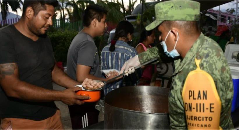 rosaicela_'s tweet photo. Las fuerzas armadas siguen llevando comida caliente a la población de colonias afectadas por el #HuracánOtis. 🇲🇽 #JuntosPorGuerrero @lopezobrador_ @SEDENAmx https://t.co/aZzt6JOusd