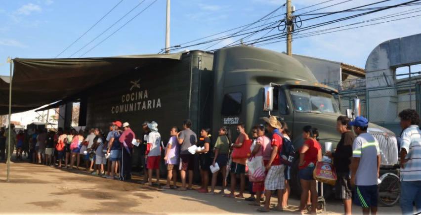 rosaicela_'s tweet photo. Las fuerzas armadas siguen llevando comida caliente a la población de colonias afectadas por el #HuracánOtis. 🇲🇽 #JuntosPorGuerrero @lopezobrador_ @SEDENAmx https://t.co/aZzt6JOusd
