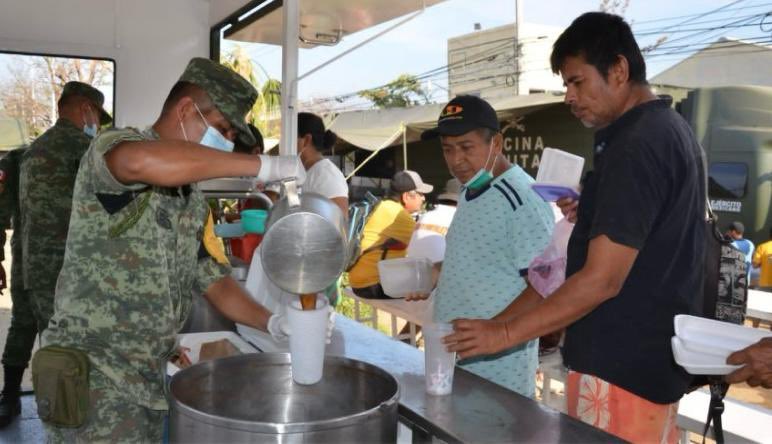 rosaicela_'s tweet photo. Las fuerzas armadas siguen llevando comida caliente a la población de colonias afectadas por el #HuracánOtis. 🇲🇽 #JuntosPorGuerrero @lopezobrador_ @SEDENAmx https://t.co/aZzt6JOusd