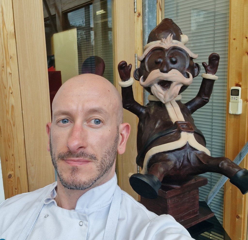 chef_erikVdV's tweet image. With all the horrible stuff on the news nowadays, here&apos;s a little something I hope will make a few people smile.
New mascotte for the Co-Lab: &quot;Choco-santa&quot;

30kg of  valrhona chocolate, completely hand-sculpted over about 40hrs of focused work ❤️.

#chocolate #chocolatesculpture