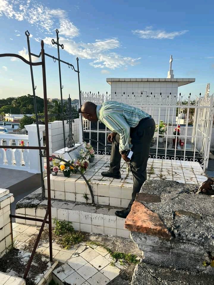 HDurimel's tweet photo. 💐🕯[Toussaint] 🕯💐

À l'occasion de la Toussaint, j'ai visité le cimetière communal en présence des agents du site.

#Cimetière #Toussaint #Défunts #Tradition #Culture #Lumière #LaVilleDePointeAPitre #Lapwent https://t.co/BV4rIA8KJ4