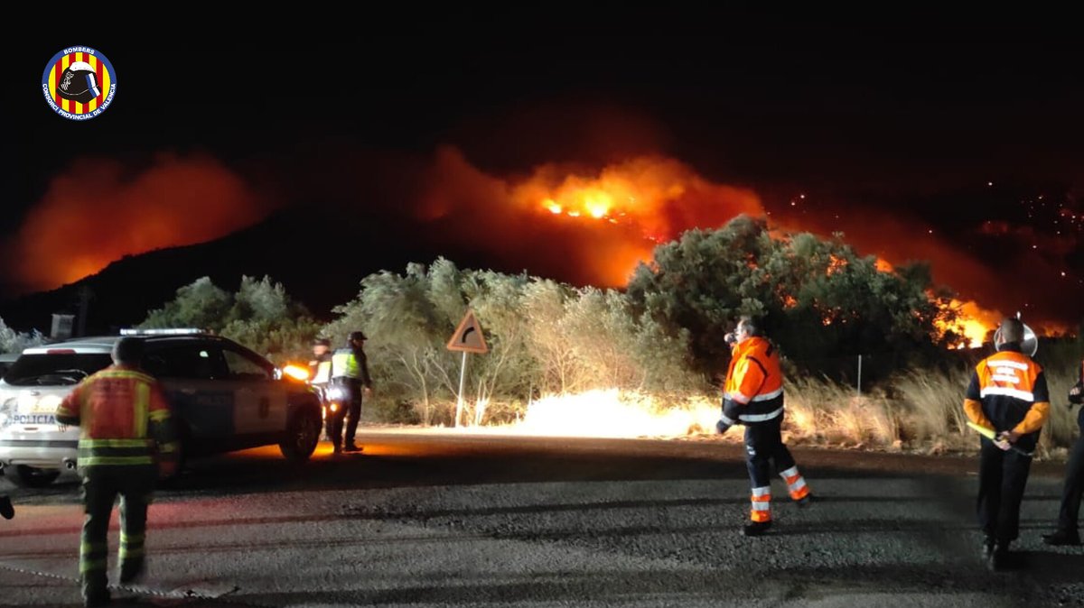 BombersValencia's tweet photo. 📸 Fotografies d’esta nit al PMA #IFMontitxelvo des d’on es dirigeixen les tasques d’extinció. 

➡️Les previsions @AEMET_CValencia indiquen que el vent seguirà bufant tota la nit a la zona. https://t.co/hNxH0EA9Cr