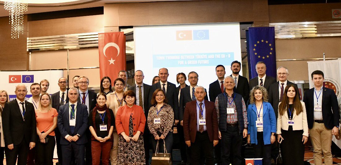 hayribaracli's tweet photo. Dünyamızı tehdit eden iklim değişikliğiyle mücadele alanında belediyelerimizin Avrupa’daki ortaklarıyla birlikte “Yeşil bir Gelecek” için uygulayacakları projelere destek sağlayacak olan “Türkiye ve AB arasında Şehir Eşleştirme-II Hibe Programı” açılışını gerçekleştirdik. 🍀🌱🌍 https://t.co/hqJd9XYntY