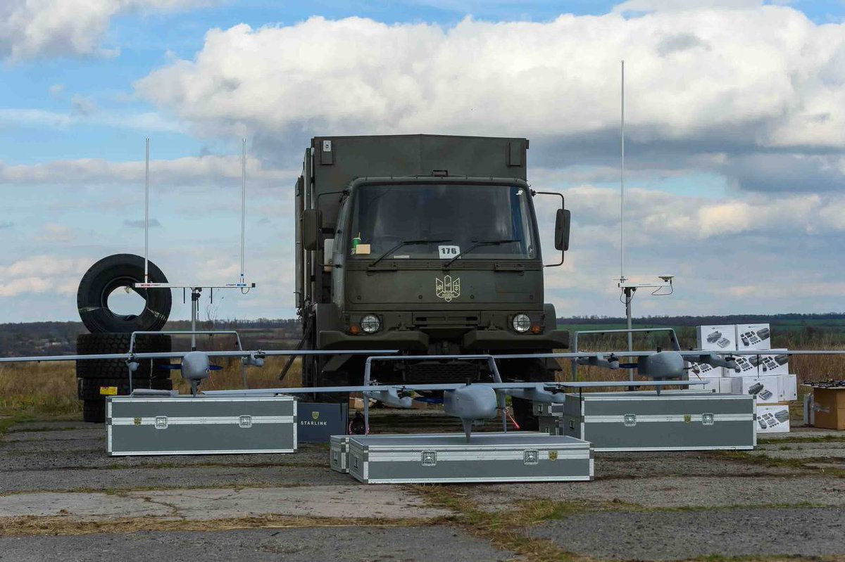kardinal691's tweet photo. In the eastern direction, #Poroshenko handed over a batch of #Poseidon_UAVs to the military.

During a trip to the east , #Poroshenko said that there is now a war of attrition and high technologies are needed to win.

For this purpose, #Poseidons were sent to the front, which are https://t.co/krpH30lNQy