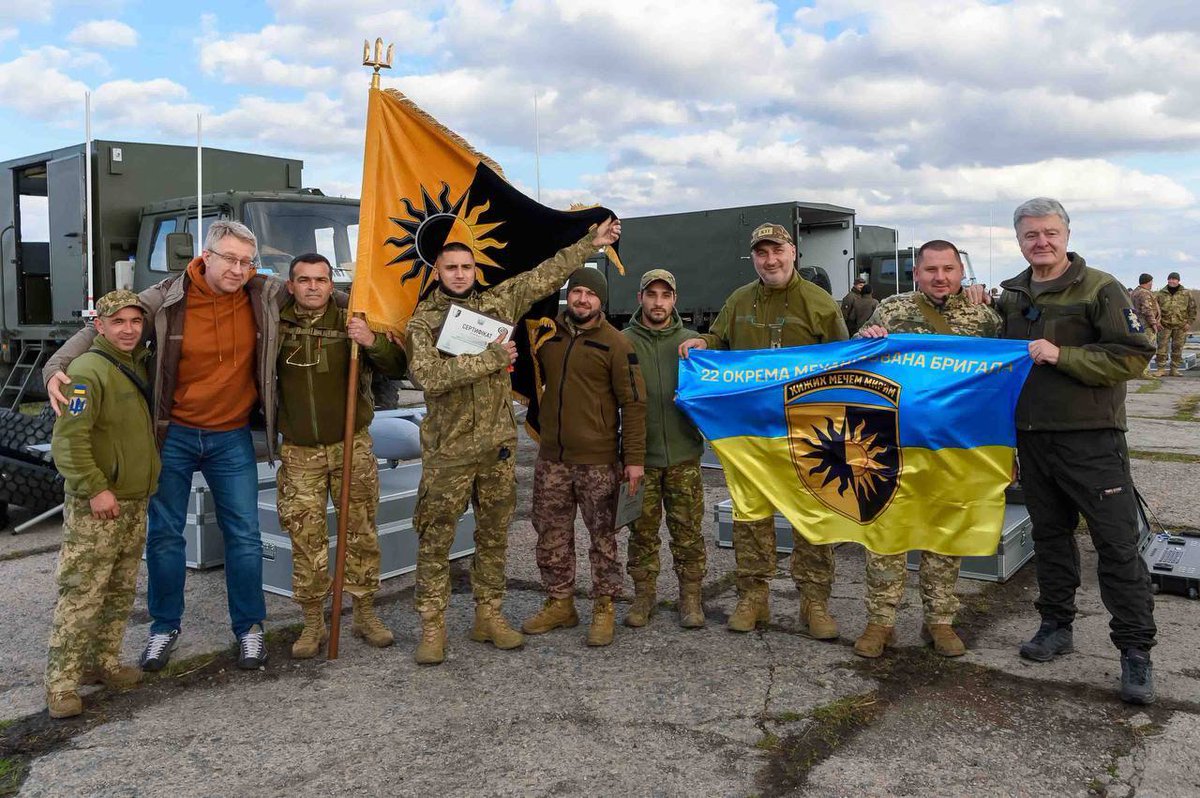 kardinal691's tweet photo. In the eastern direction, #Poroshenko handed over a batch of #Poseidon_UAVs to the military.

During a trip to the east , #Poroshenko said that there is now a war of attrition and high technologies are needed to win.

For this purpose, #Poseidons were sent to the front, which are https://t.co/krpH30lNQy