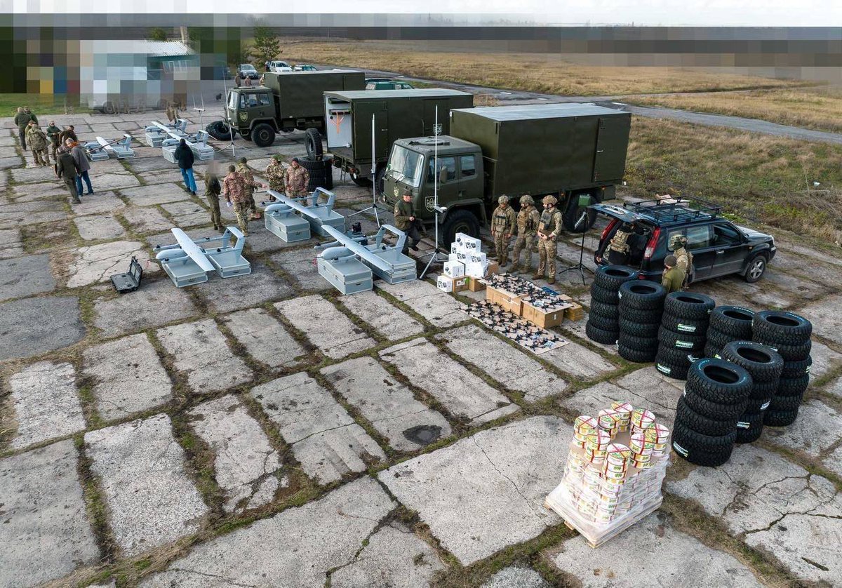 kardinal691's tweet photo. In the eastern direction, #Poroshenko handed over a batch of #Poseidon_UAVs to the military.

During a trip to the east , #Poroshenko said that there is now a war of attrition and high technologies are needed to win.

For this purpose, #Poseidons were sent to the front, which are https://t.co/krpH30lNQy