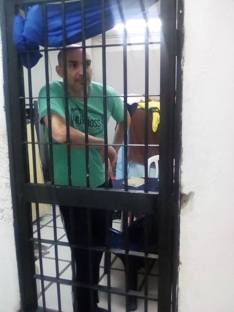 JuyPro's tweet photo. CNEL. Oswaldo García Palomo detenido en DGCIM, aislado por denunciar torturas por parte del director, su esposa se tuvo que ir del país con sus hijos, en virtud de la persecución. Le prohibieron visita a la única persona q lo visitaba durante sus años en prision. 
#NosFaltanMas https://t.co/KIxIT2AEjc