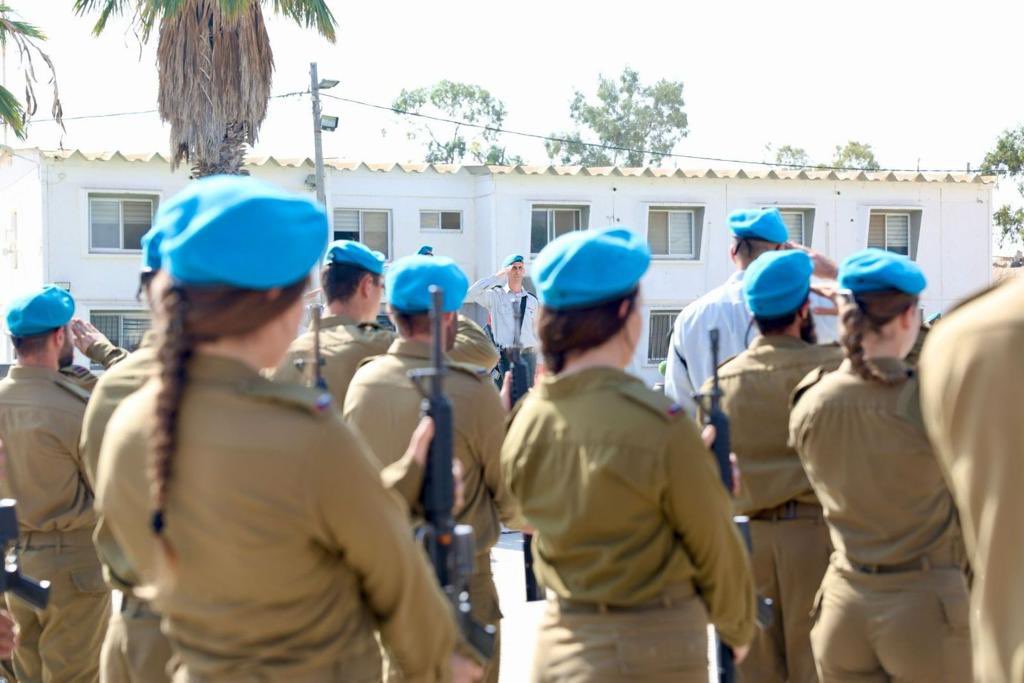 Tothanim_IDF's tweet photo. ״עכשיו זה התור שלכם להיות מלפנים״ 

היום (ה׳), התקיים טקס סיום קק״ץ של חיל התותחנים, בנוכחות קצין התותחנים הראשי, תת-אלוף יאיר נתנס, הקצינות והקצינים החדשים שמצטרפים לשורת הפיקוד של כוחות האש, ומשפחותיהם: https://t.co/4QpQ47WQtv