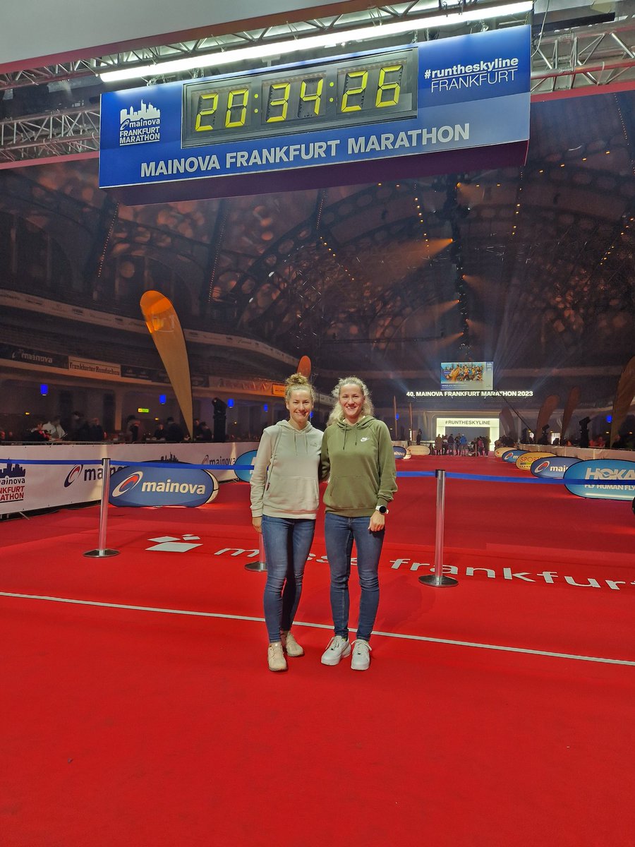 Another marathon finisher in Frankfurt, me and my sister @milijanic100
@ffm_marathon 
#familyandrunning
#runtheskyline
#hokaflyhumanfly
#marathonlife
#anotherdayanotheropportunity
