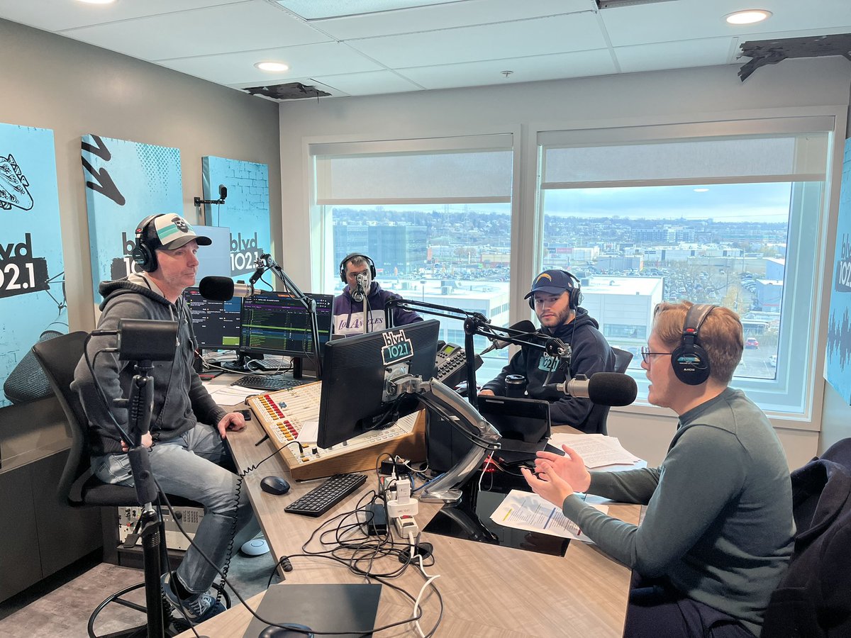 La CADEUL était invitée ce matin à <a href="/BLVD1021/">BLVD 102,1</a> pour parler de la première édition du Sommet étudiant sur le campus! Précarité financière, isolement, implication étudiante, rémun. des stages : plusieurs sujets ont été abordés. Pour écouter l’extrait, c’est sur le site de BLVD! 🎙️