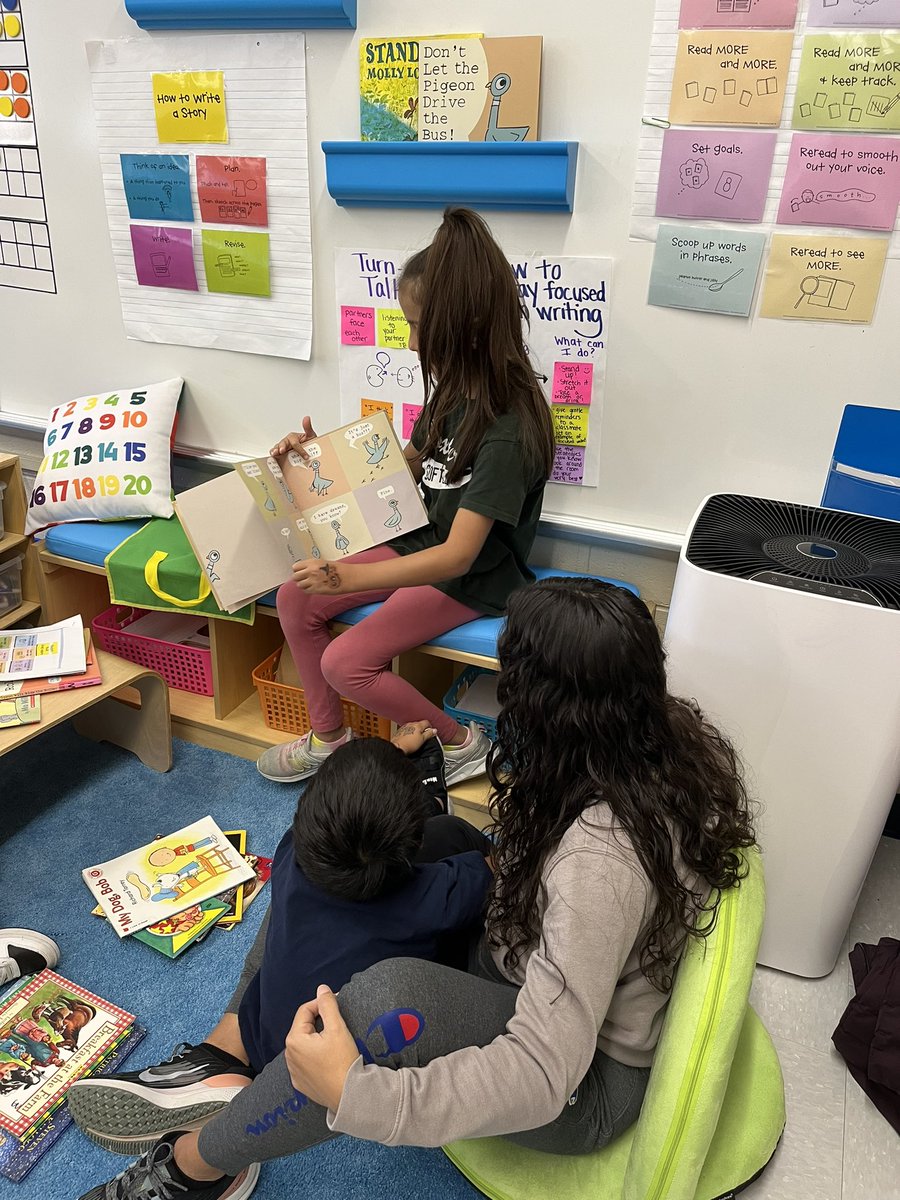 _anmontano's tweet photo. Thank you to our Family Volunteers in 1M who attended our Reading Celebration this morning! The students 🩷’d showing off the good habits they’ve learned, as well as receiving your support! #AtTheRox https://t.co/3Q78GY4GZQ