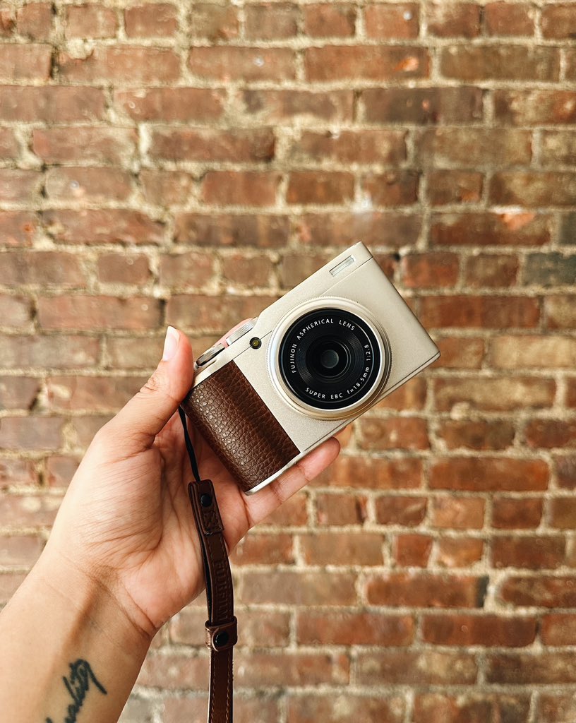 IvonySierra's tweet photo. I’ve been enjoying this little camera for my day to day photos. I just got back a week ago from a solo trip in FL and wanted to share some images I took 📸✨💛

For a 5 year old camera it’s still pretty 🔥🔥

#fujifilm #fujifilmxf10 https://t.co/lJtaFoxu4e