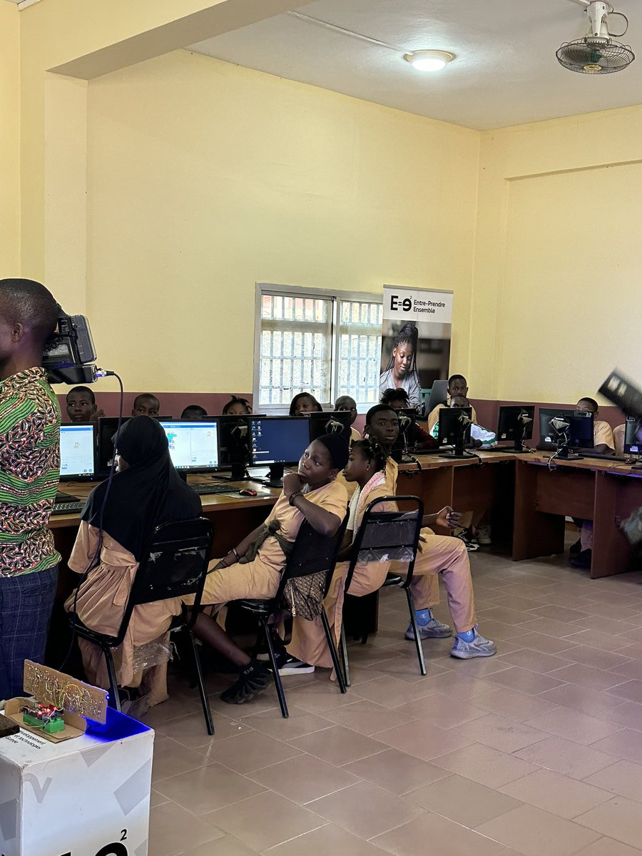 Amina_AK_N's tweet photo. 🤩 d’avoir pris part au 🚀 de la 3eme année du programme #SuperCodeur dans les écoles à #Conakry .
Fière aussi 🙏🏽d’avoir retrouvé les bénéficiaires du programme #menuiserie de la #FOG: ils ont pour certains des ateliers & travaillent aussi sur une commande de la FOG pour les #Écoles des #VillagesOrange
C’était hier🤗..
📍Je suis soulagée de voir ces actions s’inscrire dans la durabilité & contribuer au mieux être des bénéficiaires..💪🏼
Puissions chacun de nous avoir cette bénédiction de toujours pouvoir aider nos prochains 🤲🏼
#Entreprendre_Ensemble #ONFPP #METFPE #MEPUA #guinee #education