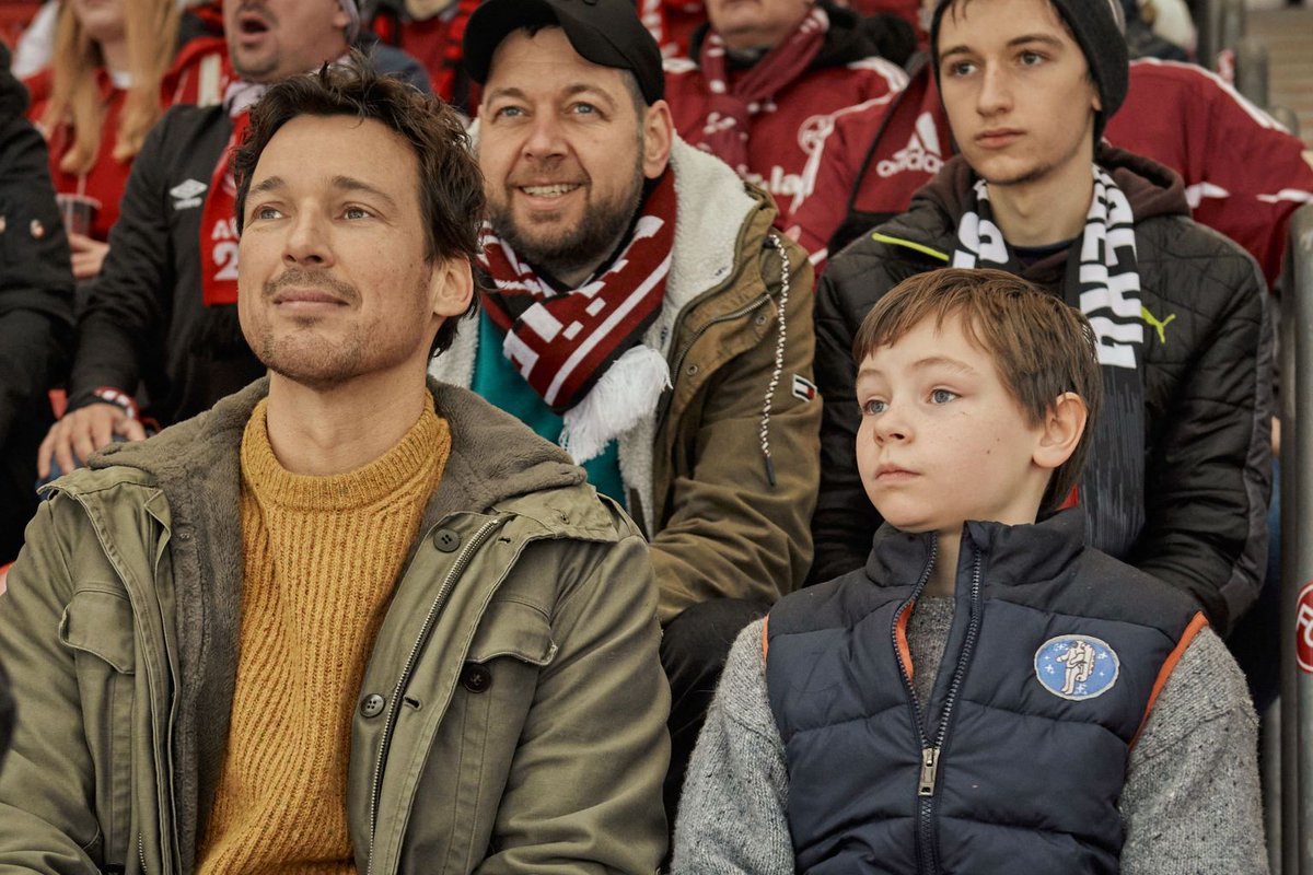 Der Film 'Wochenendrebellen' erzählt eine berührende Geschichte über einen autistischen Jungen - Jason - auf der Suche nach seinem Lieblingsfußballverein.

Das Thema Autismus wird in 'Wochenendrebellen' mit großer Sensibilität behandelt.