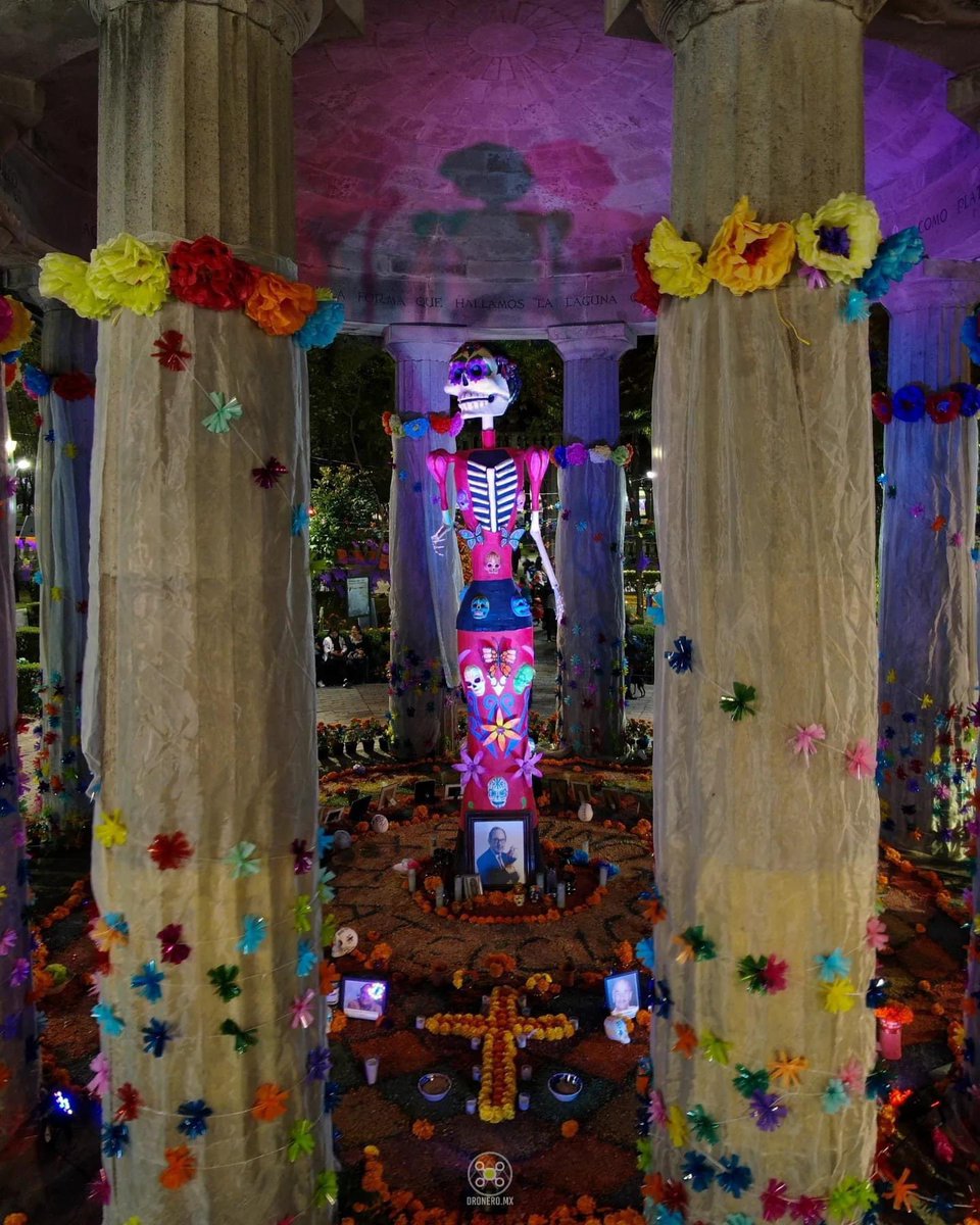 UNIDOSPORTLATE's tweet photo. #UXT #DíaDeMuertos #Tlatelolco 2023
¡YA LLEGARON !!! ¡YA ESTÁN AQUÍ !!!! 
Los esperamos HOY en el Jardín de Santiago para seguir la Celebración del Día de Muertos.
¡LOS ESPERAMOS!
#Tlatelolco es #Cultura #Historia y #Tradición 
📸 @miquedelao @droneromx https://t.co/4j2lVFNGeS