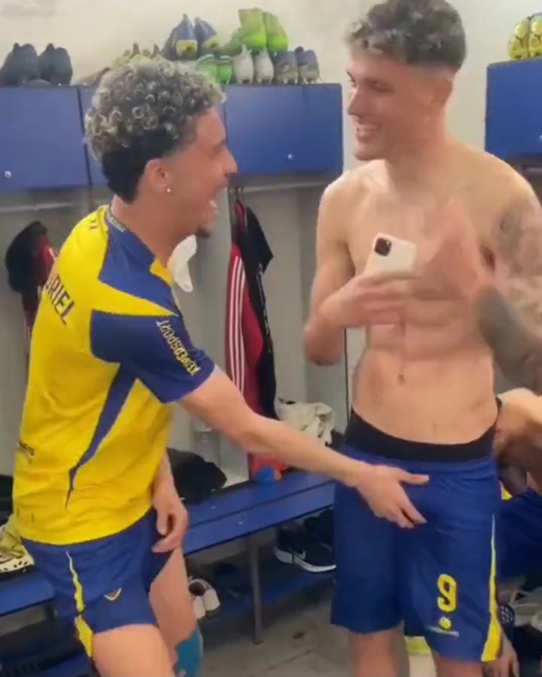 Bulge Grab on X: Grabbing his friends bulge t.covGBRCyhi7E  X