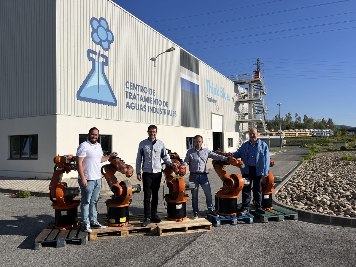 El CI Donibane recibe dos robots procedentes del taller de Pintura de fábrica de VW Navarra . Los equipos se destinarán a realizar prácticas en la especialidad de G.S. de Automatización y Robótica Industrial.