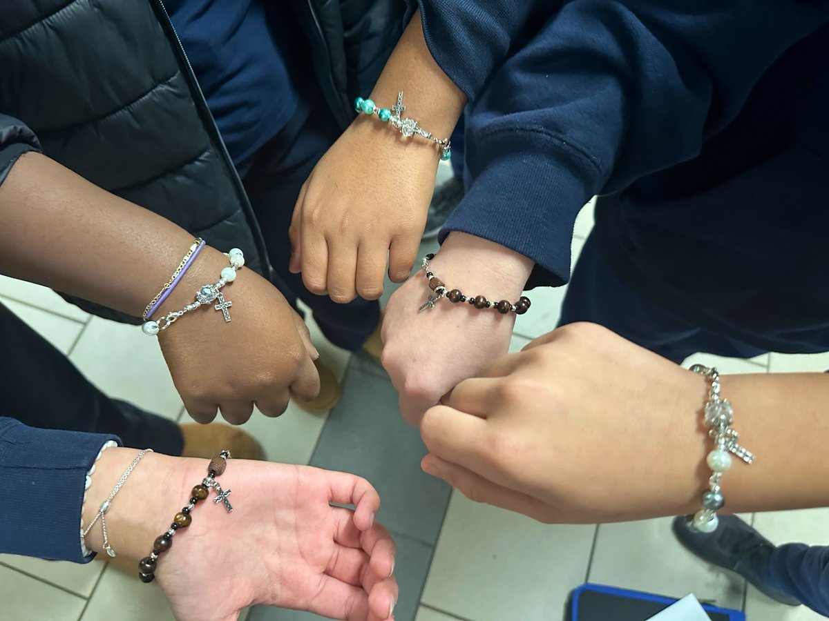 Confirmation Retreat today for our grade 7s <a href="/StBeneHCDSB/">St. Benedict Catholic Elementary School</a>. Father blessed our rosaries made with <a href="/beadingbuds/">beadingbuds</a> 🙏🏼