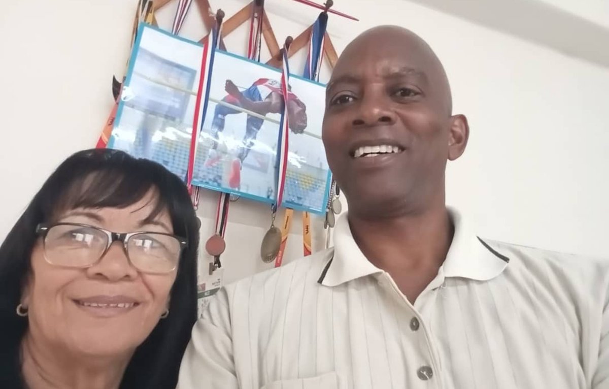 santiago2023's tweet photo. 🗣️ “No tenemos palabras para agradecer al pueblo chileno por el apoyo que le han brindado”

🇨🇺 Adolfo Ford y Julia Romero sonríen como si hubiese terminado recién la carrera de 1.500 metros planos, la última prueba del decatlón que consagró a su hijo como el atleta más completo de los Juegos.

🥇 Desde La Habana cuentan cómo vivieron su histórica medalla de oro que emocionó a todo Chile.

Lee la historia acá 🗞️  https://t.co/jq31qNWEjE #Santiago2023AlDía