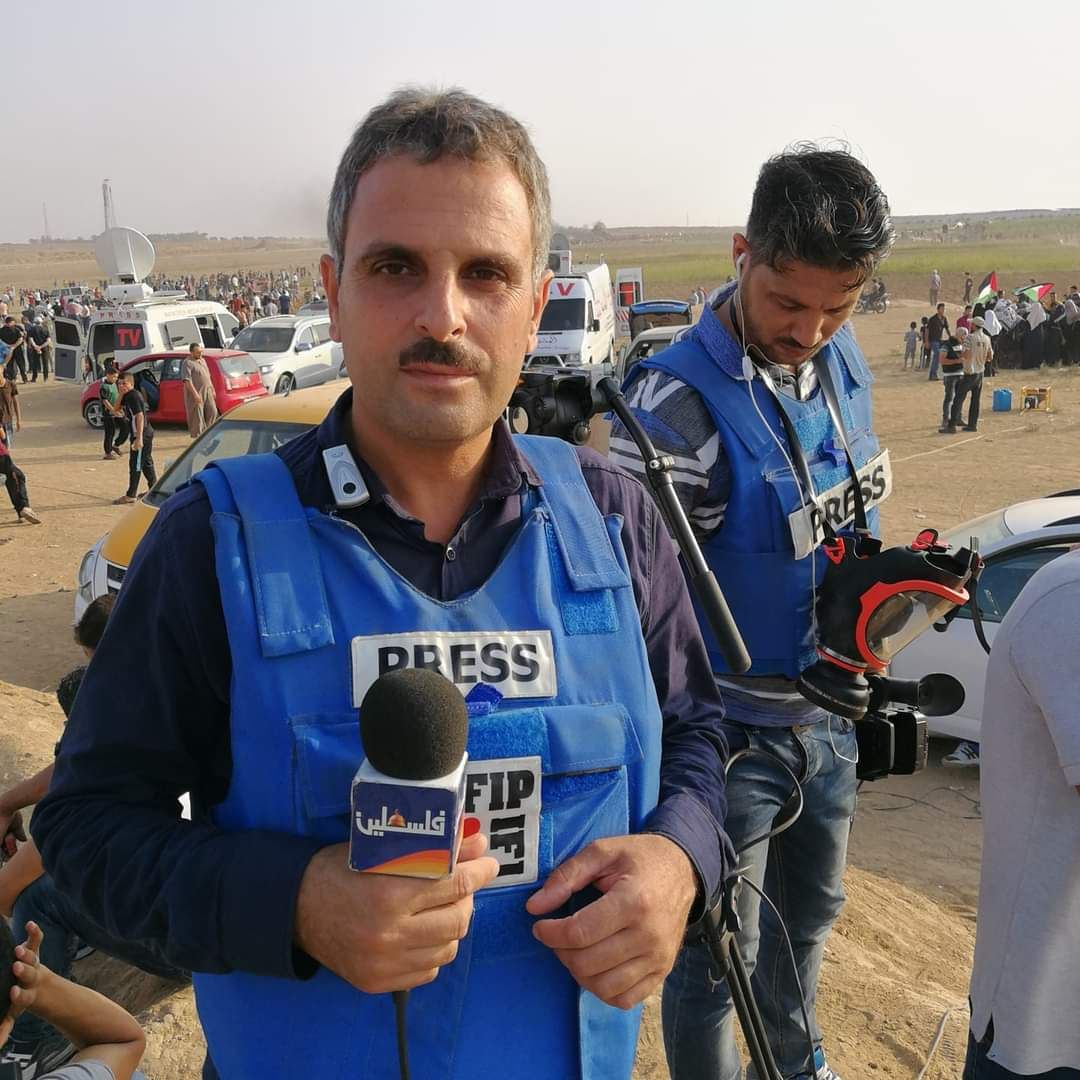 DaniMayakovski's tweet photo. Mohammed Abu Hatab, periodista palestino del canal Palestina TV, tras cubrir ininterrumpidamente el genocidio en Gaza, hoy fue a descansar a casa... y los sionistas aprovecharon para matarlo a él y a toda su familia.

Un ataque aereo sionista dirigido a su casa en Khan Younis, lo mató junto a otros 10 miembros de su familia.

Otro crimen de guerra de los sionistas, perpetrando asesinatos selectivos contra periodistas, pero sus supuestos compañeros de la "prensa" occidental volverán a quedar callados.