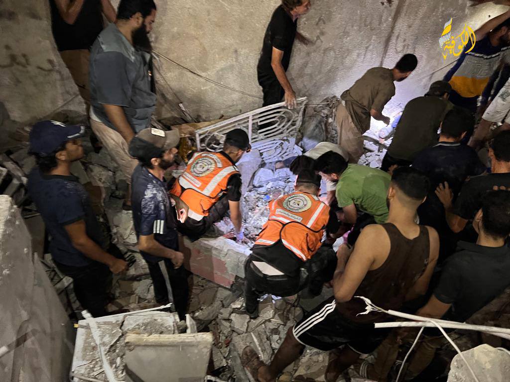 DaniMayakovski's tweet photo. Mohammed Abu Hatab, periodista palestino del canal Palestina TV, tras cubrir ininterrumpidamente el genocidio en Gaza, hoy fue a descansar a casa... y los sionistas aprovecharon para matarlo a él y a toda su familia.

Un ataque aereo sionista dirigido a su casa en Khan Younis, lo mató junto a otros 10 miembros de su familia.

Otro crimen de guerra de los sionistas, perpetrando asesinatos selectivos contra periodistas, pero sus supuestos compañeros de la "prensa" occidental volverán a quedar callados.