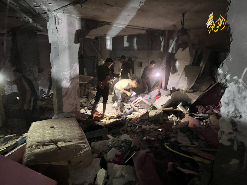 DaniMayakovski's tweet photo. Mohammed Abu Hatab, periodista palestino del canal Palestina TV, tras cubrir ininterrumpidamente el genocidio en Gaza, hoy fue a descansar a casa... y los sionistas aprovecharon para matarlo a él y a toda su familia.

Un ataque aereo sionista dirigido a su casa en Khan Younis, lo mató junto a otros 10 miembros de su familia.

Otro crimen de guerra de los sionistas, perpetrando asesinatos selectivos contra periodistas, pero sus supuestos compañeros de la "prensa" occidental volverán a quedar callados.