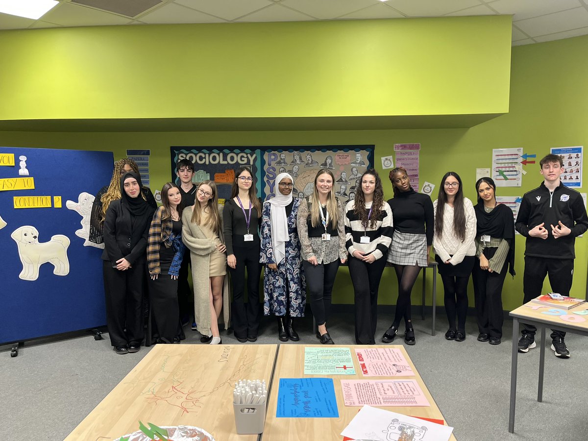 MissCBakerBA's tweet photo. Open evening has never felt so easy, my volunteer psych students had effortless conversations with families and showed how fabulous our subject is. I almost felt out of a job! I say it all the time but I truly am lucky to teach them 😇 #BAway https://t.co/wHjC1eSGwi