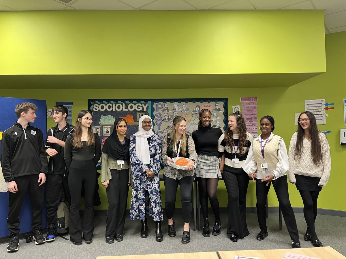 MissCBakerBA's tweet photo. Open evening has never felt so easy, my volunteer psych students had effortless conversations with families and showed how fabulous our subject is. I almost felt out of a job! I say it all the time but I truly am lucky to teach them 😇 #BAway https://t.co/wHjC1eSGwi
