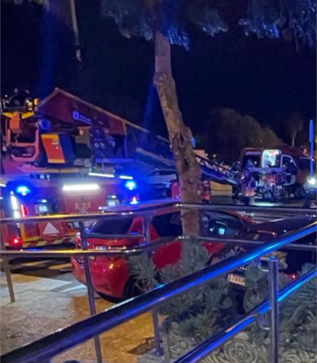 mnebotm's tweet photo. 9 dies sense ascensor, i els que queden.  Per una averia? No, perquè @Endesa  guanyi diners gràcies a les lleis que els polítics els hi han fet a mida

Avui els bombers han hagut de treure un veí amb la grua, això és #inhumà

https://t.co/S4Ucc3jMYG https://t.co/XZCQlMf5bk