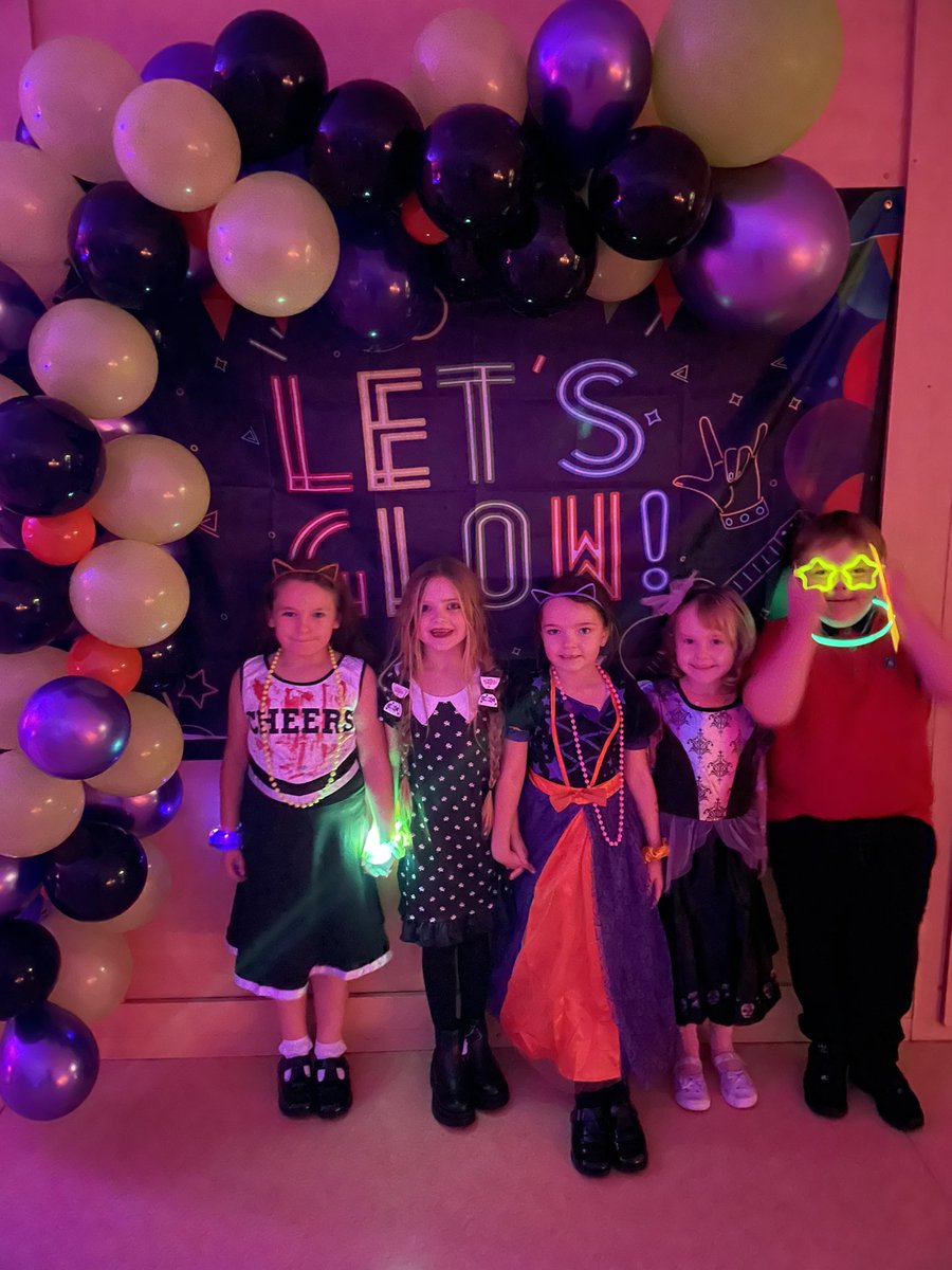 RPSRadcliffe2D's tweet image. What a fantastic time we had at tonight’s Neon Disco 🪩 🌈 
Many thanks to our wonderful PTA who organised the event, the children had a ball!
