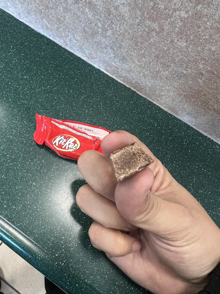 Kimmhanson98's tweet photo. @KITKAT what the heck https://t.co/EYPaELO20T