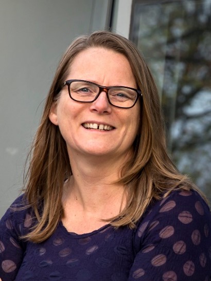 Op 1 januari 2024 begint Elly Hol als vice-decaan onderzoek bij het UMC Utrecht. Elly gelooft sterk in de integratie van onderzoek, onderwijs en zorg.
 
👉🏿 edu.nl/ghaag

Gefeliciteerd met deze nieuwe rol <a href="/elly_hol/">Elly Hol</a> !