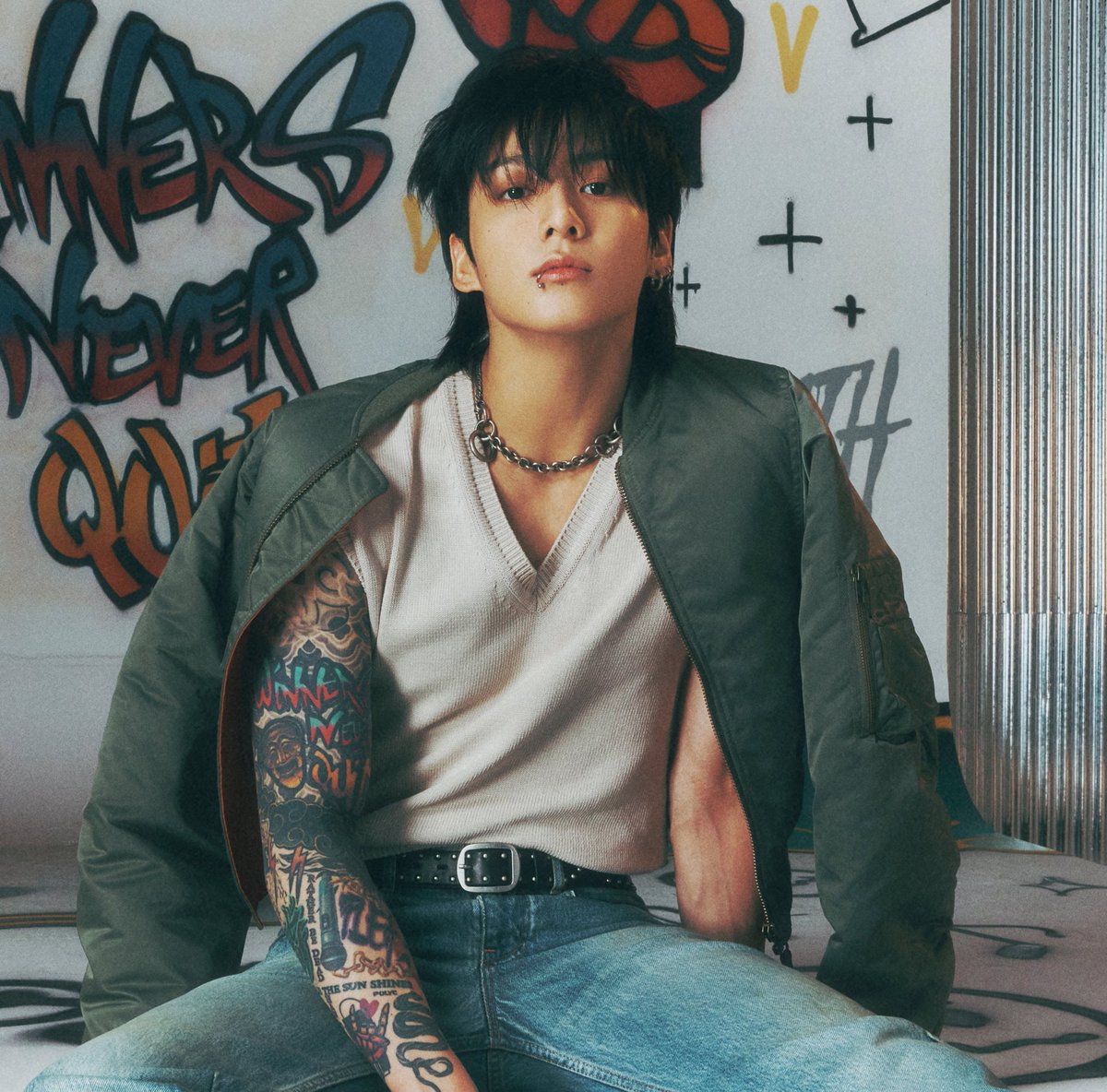 talkofthecharts's tweet photo. #Jungkook’s debut album ‘Golden’ will be released tonight. https://t.co/9IkzimQ7Ji
