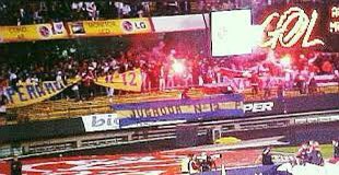 River_LBT14's tweet photo. Los hinchas de Boca se juntaron en una playa de Río de Janeiro, desplegaron unas banderas, cayeron los de Fluminense y los corrieron por todos lados.
Llevar banderas de Boca a Brasil no es para cualquiera: https://t.co/MHYcJ5E936