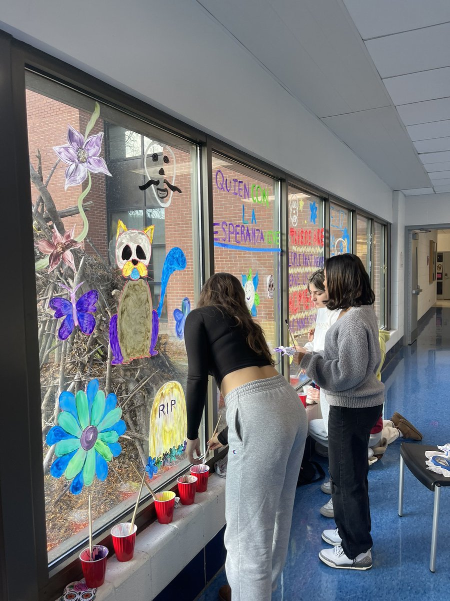 Sandburg’s National Spanish Honor Society met to decorate and paint the windows to close out the week of Día de los Muertos. 💀🇲🇽