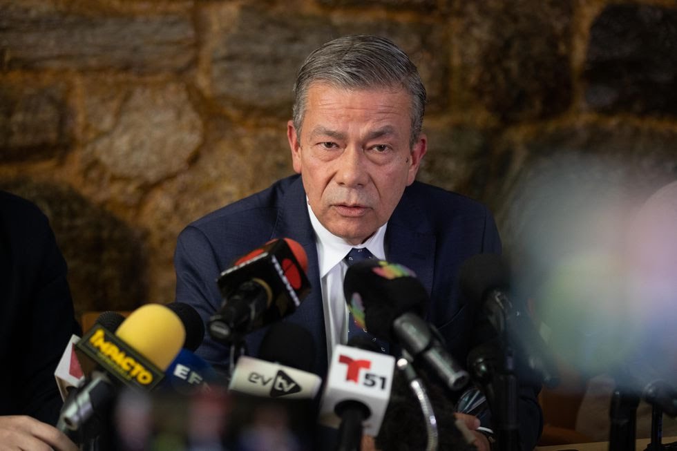 Valenbrii29's tweet photo. Gerardo #Blyde, respondió al secretario general de la #OEA, Luis Almagro, y le solicitó imparcialidad en el tema del #Esequibo
"Su silencio sobre las concesiones en territorio en disputa e incluso en aguas que son de #Venezuela y no están en discusión es grave", acotó
#2Nov https://t.co/TMyvCiIQEL