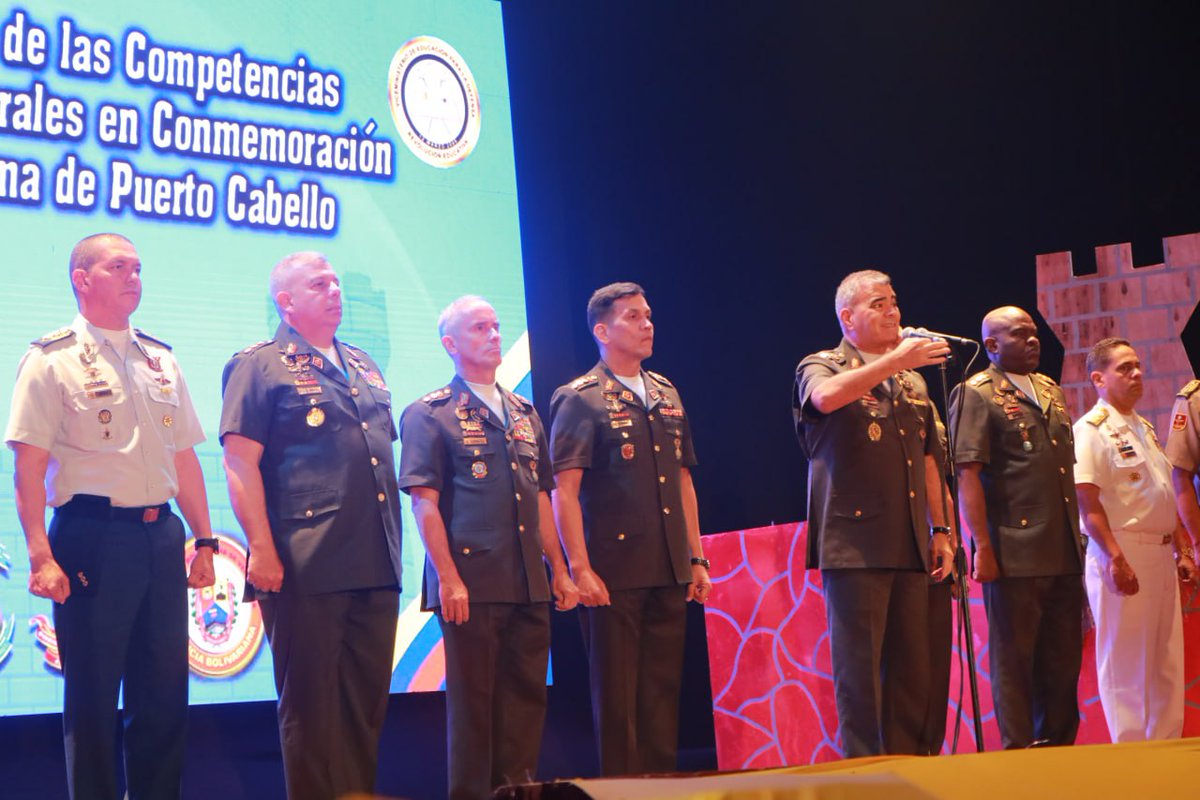 #Enterate || Desde el Teatro de la <a href="/ameb_vzla/">𝗔𝗰𝗮𝗱𝗲𝗺𝗶𝗮 𝗘𝗷𝗲́𝗿𝗰𝗶𝘁𝗼</a> la #FANB realizó premiación del concurso Competencias Literarias y Culturales, conmemorando a través del arte 🎨  y la cultura el Bicentenario de la Toma de Puerto Cabello; resaltando el heroísmo de nuestros patriotas.