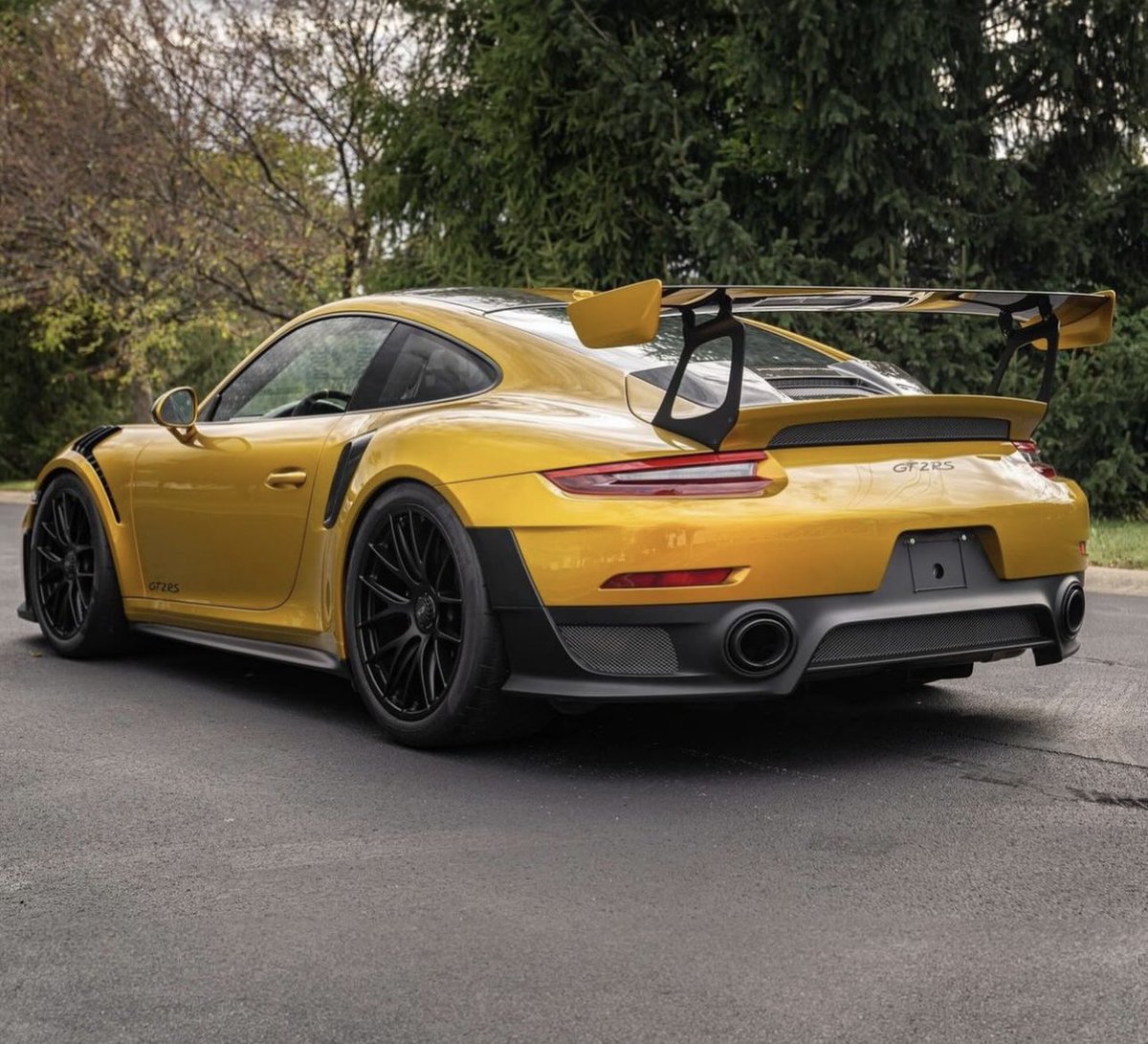 PorscheCIub's tweet photo. Paint-to-Sample Explosive Gold Chromaflair 991 GT2 RS https://t.co/4pdNFmApYm