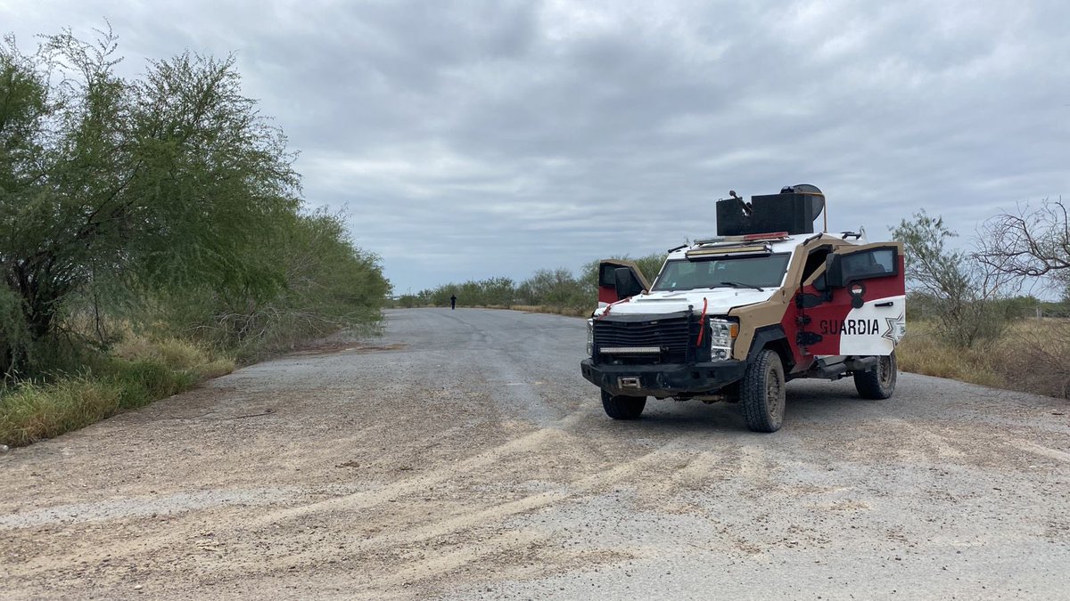 FuriaNegra77's tweet photo. Tras reporte de 7 camionetas en #Reynosa con civiles armados en Col. El Nogalito, la Guardia Estatal @SSP_GobTam repelió agresión logrando neutralizar a dos. F150 gris asegurada en brecha el Becerro con dirección al Viaducto. Aseguradas armas largas, cargadores y cartuchos. https://t.co/V2CVcVu8Cm