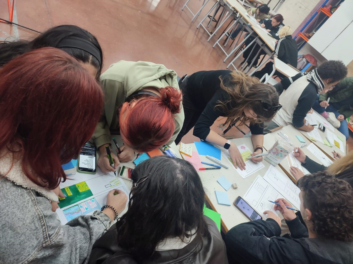 🎨Trabajando en co-creación para lo que sucederá el domingo. GAZTE ACTION DAY: arte, juventud, activación, color, comunidad, participación...
📆5 noviembre. 10-13:30. 
Pared exterior La Perrera #Bilbao ¿Quieres saber qué se traen entre manos?
bit.ly/3Sq6xWO #ShapeBilbao