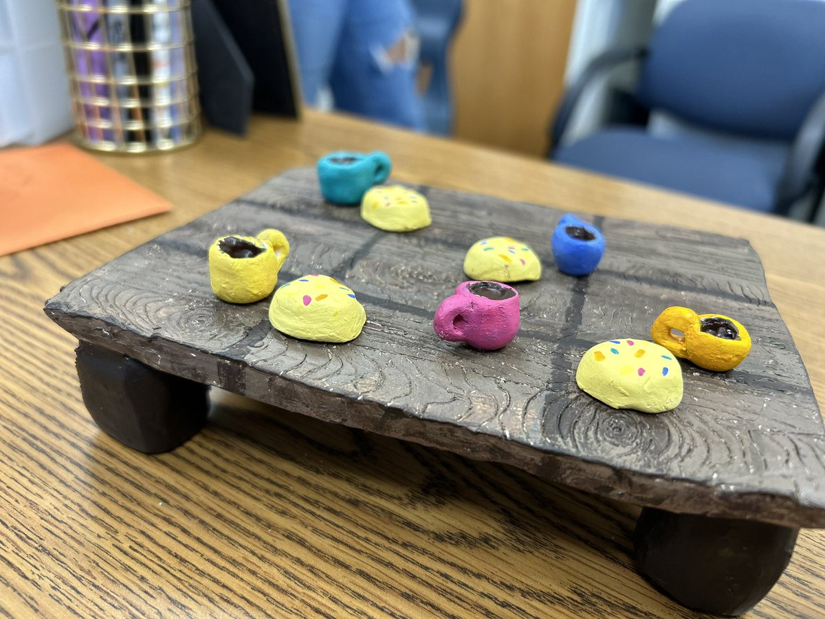 2 students made me this tic-tac-toe set in art class. It’s coffee and cookies from my favorite coffee shop 🥲🥲
